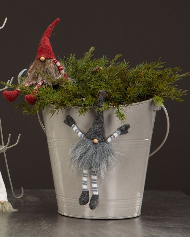 Nisse med magnet, sittende  rød/grå