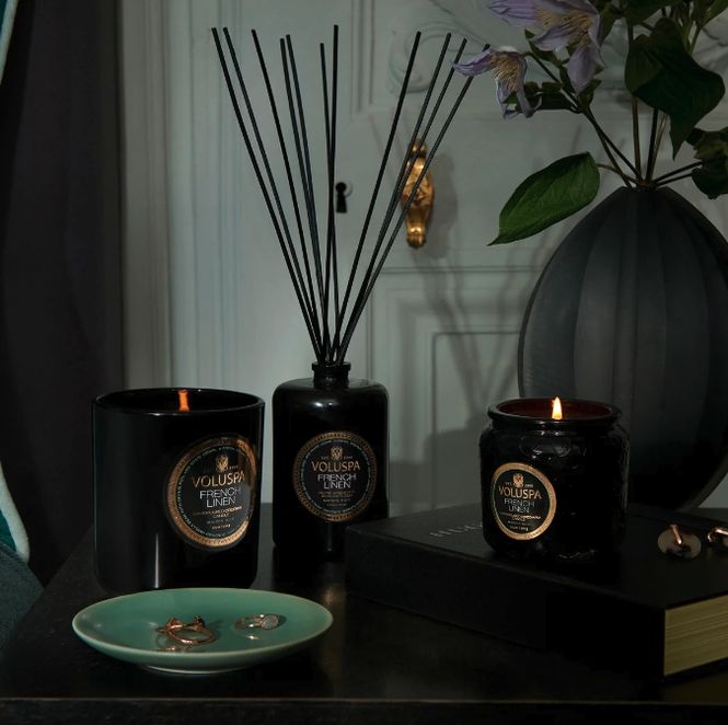 Hovedbilde Voluspa Frenc Linen boxed candle 60h 269g