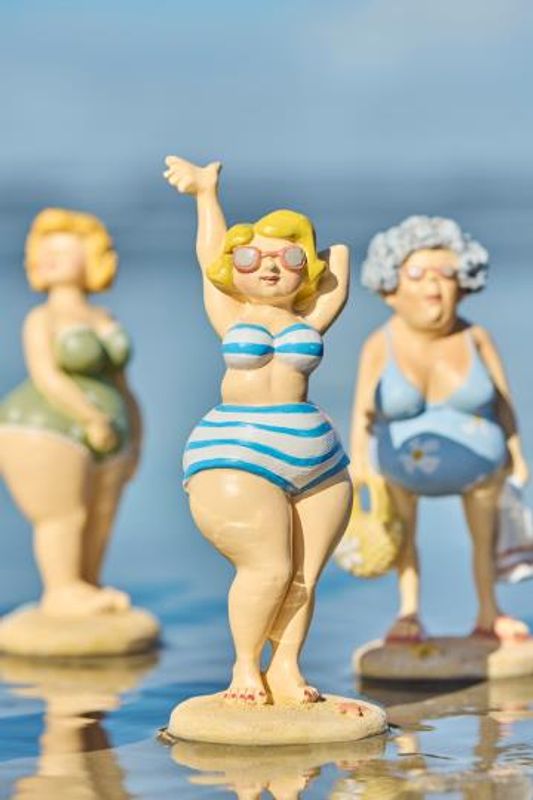 Damer i badetøy Ass. Stranddronninger