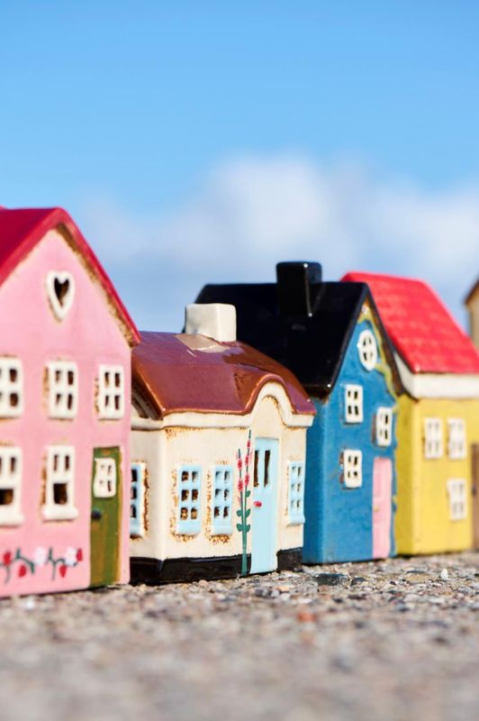 Hus til telys Nyhavn lyserød dør og bladranke